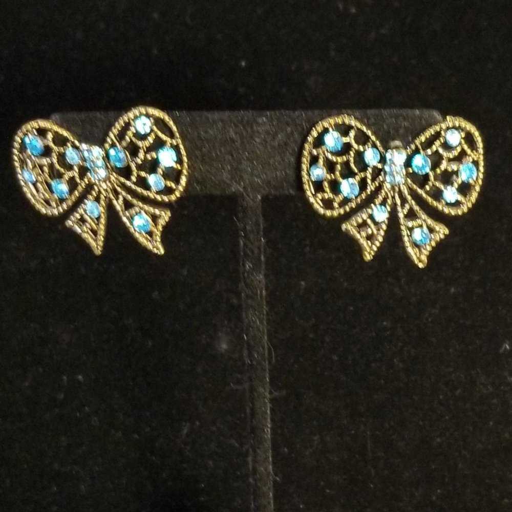 4/$15 👓 Sale  Bow Shaped Earrings w Blue Sparkles